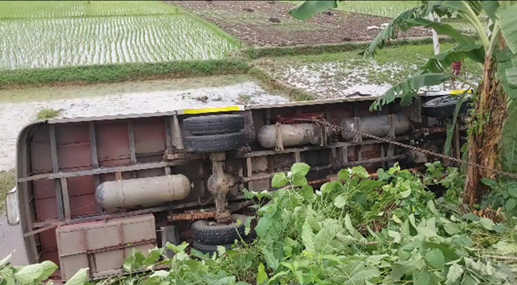 জয়পুরহাটে নিয়ন্ত্রণ হারিয়ে বাস খাদে, আহত ২৫